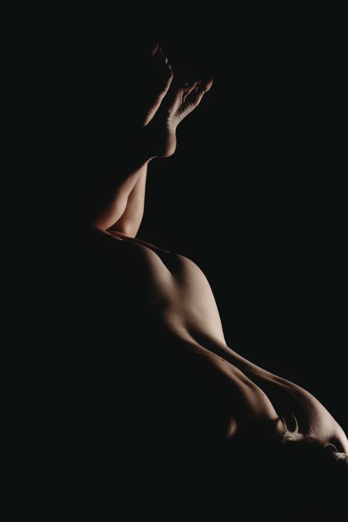 Silhouette of naked female body, highlighting curves. Photo by Embodied Art Boudoir. stripped down, learning, boudoir photographer, boudoir photography, female photographer, expansion, learning, upskill, growth, training, artwork, boudoir clients, vulnerability, posing work, pose, photoshoot.
